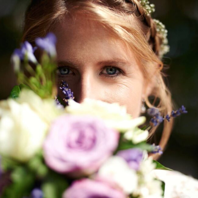 De bruid laat haar trouwboeket zien bij De Ijzeren Man in Vught