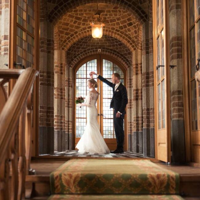 Bruidspaar doet een pirouette in de gang van het gemeentehuis van Vught