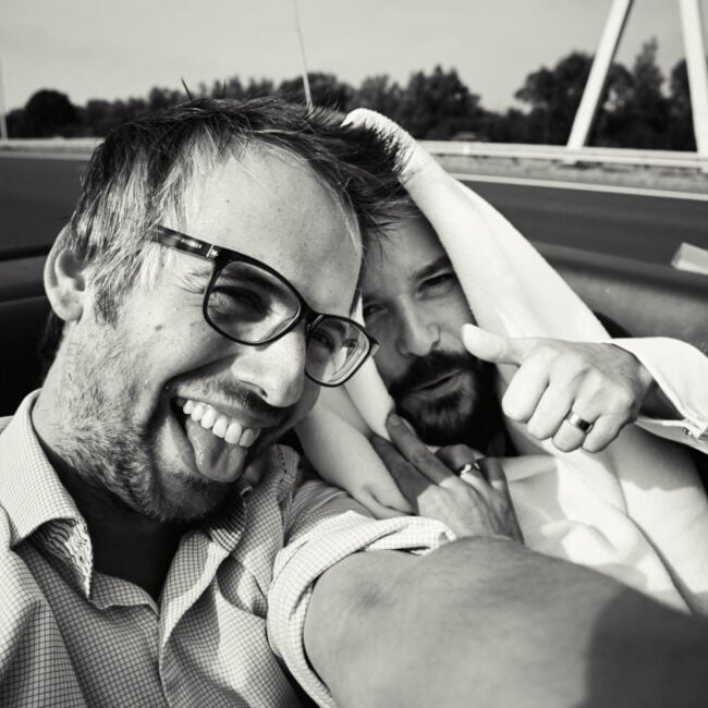Ferdi maakt een selfie met de bruidegom op de snelweg