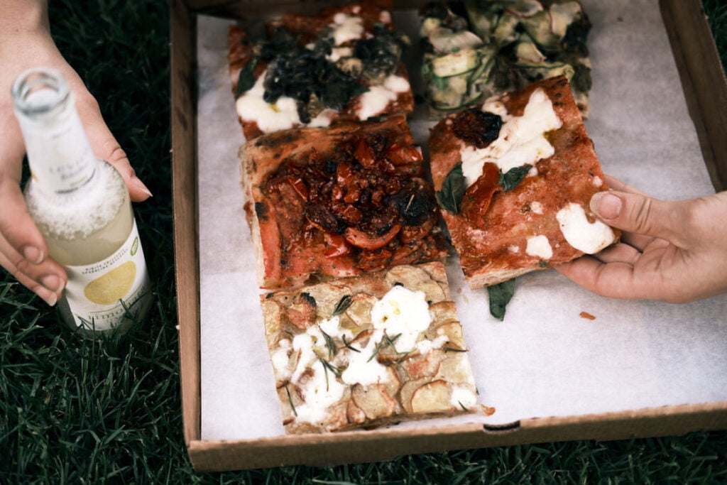 Pizza cousins pizza in een park in Stockholm