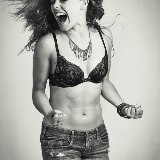 Model schreeuwt de longen uit haar lijf in een kort spijkerbroekje