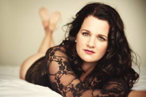 boudoirfoto in Heusden van een dame die op bed ligt met lingerie