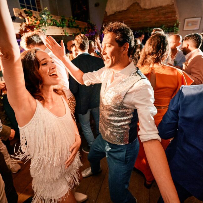 bruid en bruidegom dansen op trouwfeest kloster graefenthal