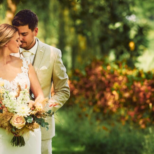 bruidspaar heeft een intiem moment van samenzijn tijdens de fotoshoot