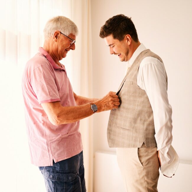 Vader helpt de bruidegom met zijn Gilette