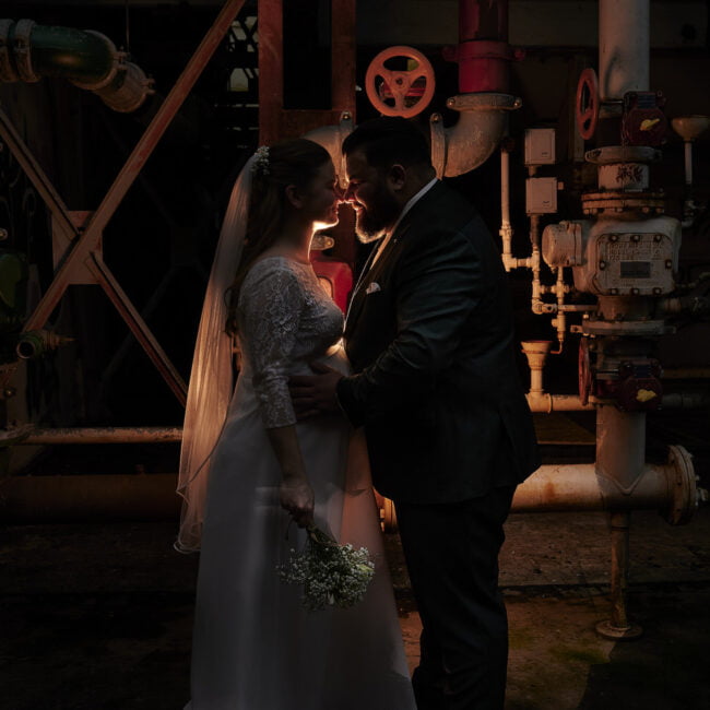 De tramkade in Den Bosch als decor voor een trouwfoto van het bruidspaar